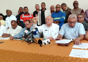 Líderes de las centrales sindicales Confederación Nacional de Trabajadores Dominicanos (CNTD), Confederación Autónoma Sindical Clasista (CASC) y la Confederación Nacional de Unidad Sindical (CNUS), encabezadas por sus presidentes Jacobo Ramos, Gabriel del Río y Rafael “Pepe” Abreu. (LaSeguridadSocial.Do)