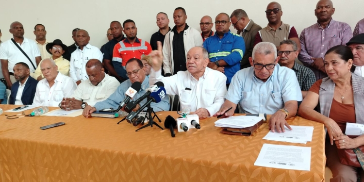 Líderes de las centrales sindicales Confederación Nacional de Trabajadores Dominicanos (CNTD), Confederación Autónoma Sindical Clasista (CASC) y la Confederación Nacional de Unidad Sindical (CNUS), encabezadas por sus presidentes Jacobo Ramos, Gabriel del Río y Rafael “Pepe” Abreu. (LaSeguridadSocial.Do)