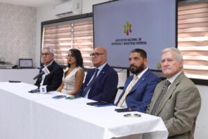 Fotografía de los principales directivos de ANEIH en al rueda de prensa. (LaSeguridadSocial.Do)