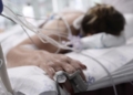 23/11/2021 Una paciente ingresada en la UCI del Hospital Enfermera Isabel Zendal, a 23 de noviembre de 2021, en Madrid (España). El hospital está actualmente dedicado exclusivamente al cuidado de enfermos covid. En los últimos días se ha producido una tendencia al alza en la evolución de la pandemia en España. La incidencia acumulada en los últimos 14 días por 100.000 habitantes se sitúa en 132, 19 frente a 111,95 del pasado viernes. Actualmente, hay 2.880 pacientes ingresados por Covid-19 en España, de ellos 552 se encuentran en la UCI con una tasa de ocupación del 5,70 por ciento.
POLITICA 
Eduardo Parra - Europa Press