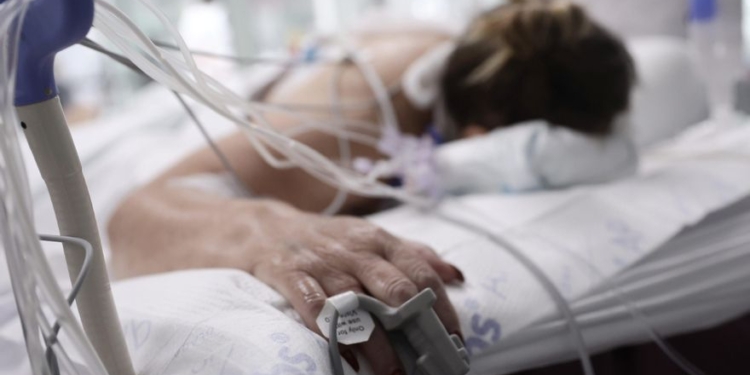23/11/2021 Una paciente ingresada en la UCI del Hospital Enfermera Isabel Zendal, a 23 de noviembre de 2021, en Madrid (España). El hospital está actualmente dedicado exclusivamente al cuidado de enfermos covid. En los últimos días se ha producido una tendencia al alza en la evolución de la pandemia en España. La incidencia acumulada en los últimos 14 días por 100.000 habitantes se sitúa en 132, 19 frente a 111,95 del pasado viernes. Actualmente, hay 2.880 pacientes ingresados por Covid-19 en España, de ellos 552 se encuentran en la UCI con una tasa de ocupación del 5,70 por ciento.
POLITICA 
Eduardo Parra - Europa Press