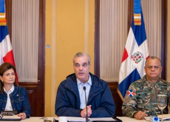 Presidente Luis Abinader, la vicepresidenta Raquel Peña y el Ministro de las Fuerzas Armadas, mientras dan declaraciones de las medidas gubernamentales ante el paso y efectos del huracán Melissa. (LaSeguridadSocial.Do)