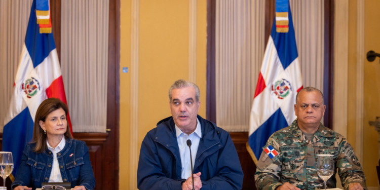 Presidente Luis Abinader, la vicepresidenta Raquel Peña y el Ministro de las Fuerzas Armadas, mientras dan declaraciones de las medidas gubernamentales ante el paso y efectos del huracán Melissa. (LaSeguridadSocial.Do)
