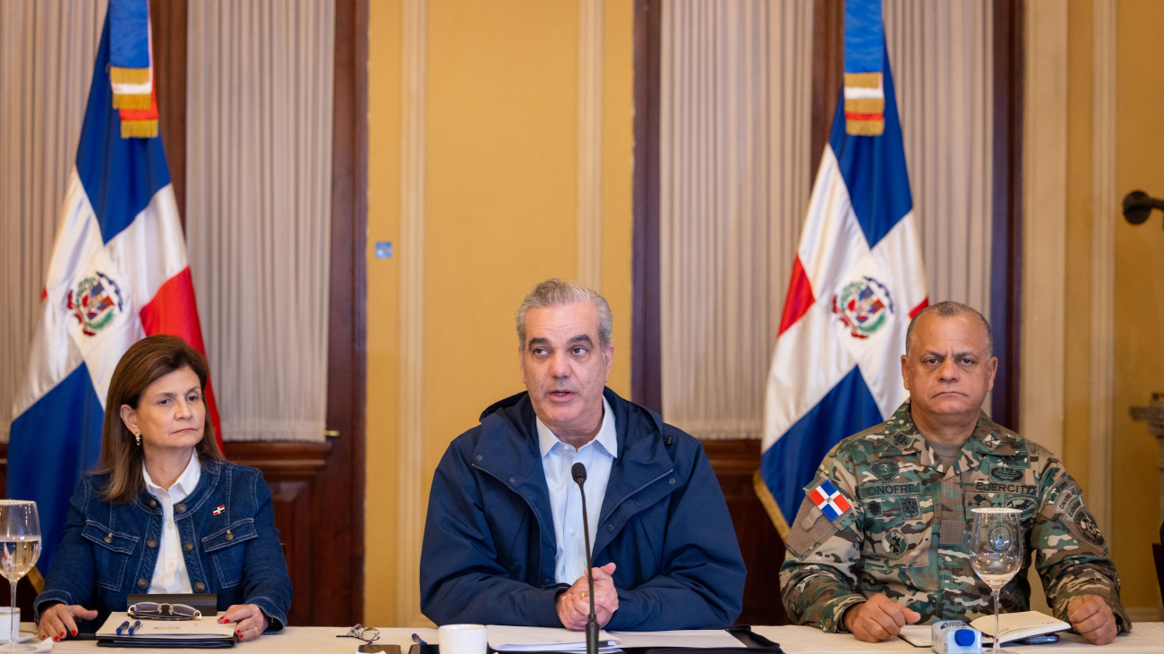 Presidente Luis Abinader, la vicepresidenta Raquel Peña y el Ministro de las Fuerzas Armadas, mientras dan declaraciones de las medidas gubernamentales ante el paso y efectos del huracán Melissa. (LaSeguridadSocial.Do)