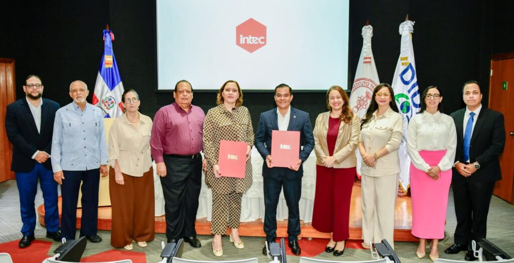 Autoridades de la DIDA e INTEC durante firma de acuerdo (LaSeguridadSocial.Do)