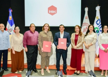 Autoridades de la DIDA e INTEC durante firma de acuerdo (LaSeguridadSocial.Do)