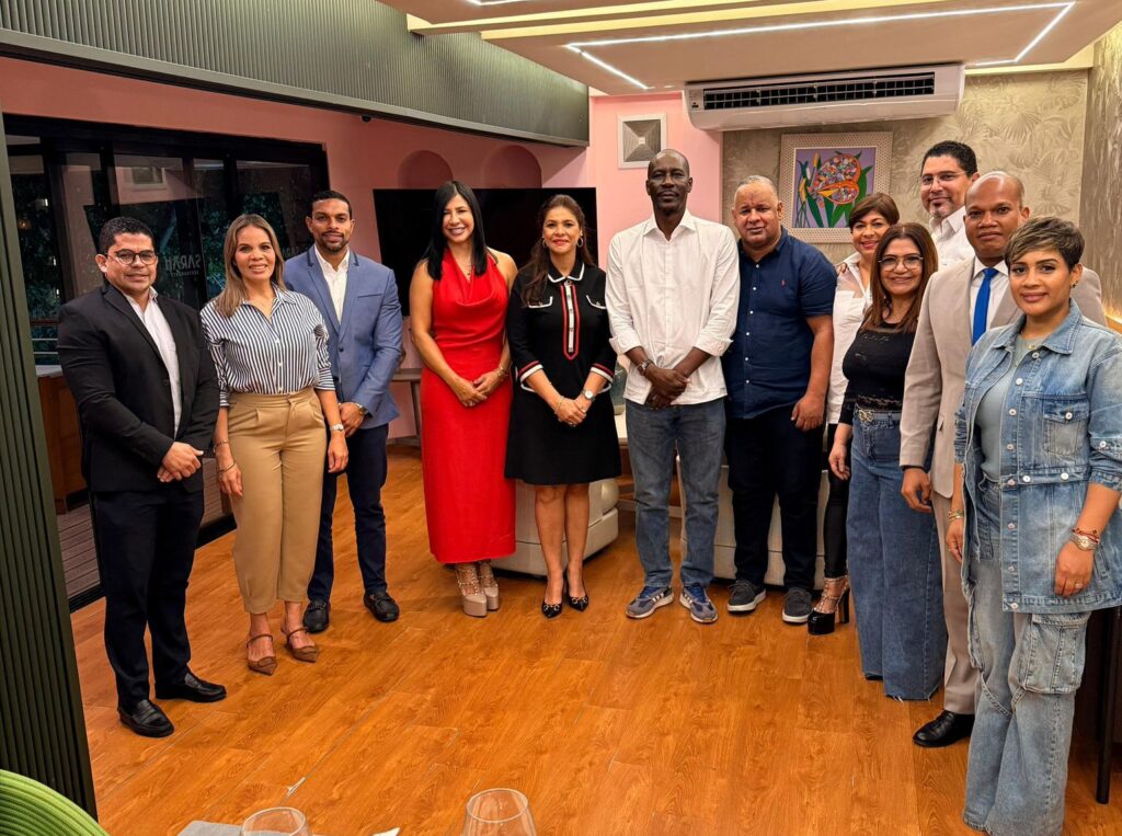 Participaantes del conversatorio realizado por AmigosQueSuman con Luc André, en Santo Domingo, República Dominicana. (LaSeguridadSocial.Do)