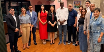Participaantes del conversatorio realizado por AmigosQueSuman con Luc André, en Santo Domingo, República Dominicana. (LaSeguridadSocial.Do)