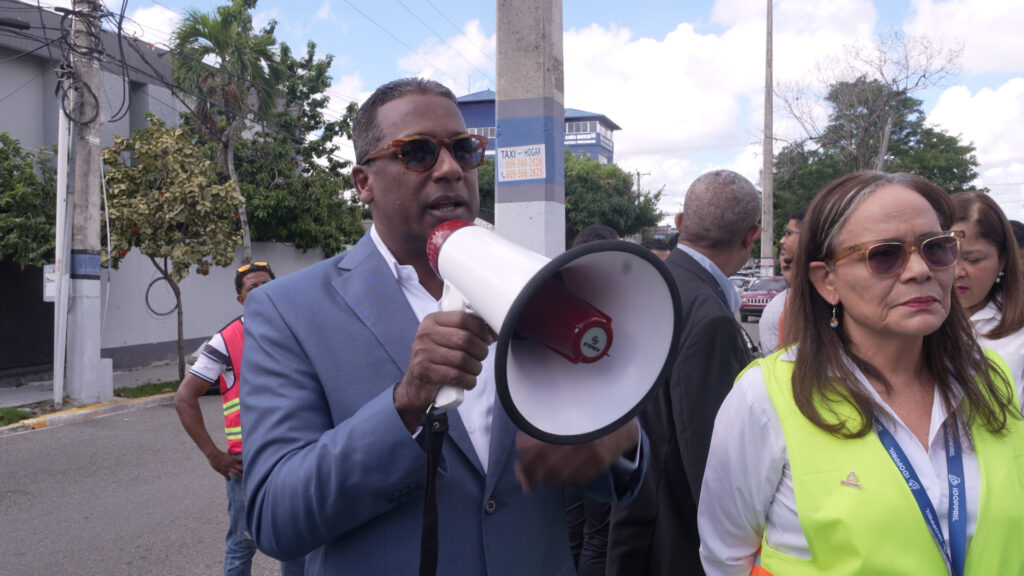 El doctor Agustín Burgos felicita a los colaboradores, tras finalizar el ejercicio. (LaSeguridadSocial.Do)