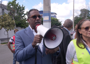 El doctor Agustín Burgos felicita a los colaboradores, tras finalizar el ejercicio. (LaSeguridadSocial.Do)