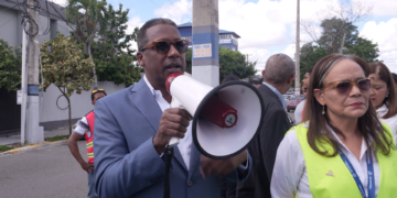 El doctor Agustín Burgos felicita a los colaboradores, tras finalizar el ejercicio. (LaSeguridadSocial.Do)