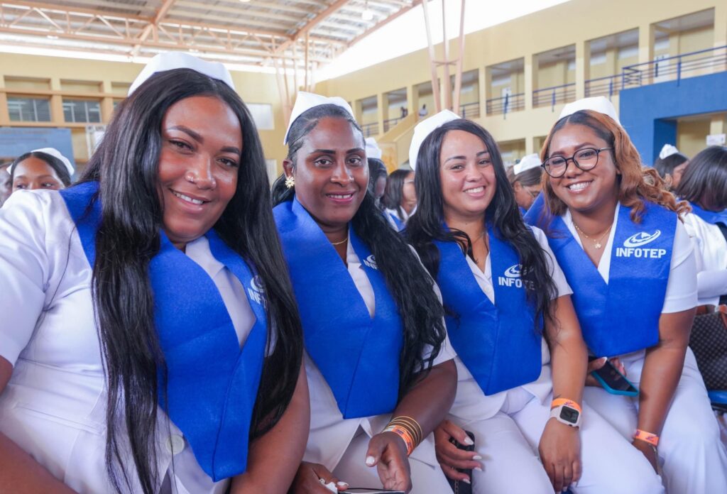 Graduandas de INFOTEP (Archivo de LaSeguridadSocial.Do)