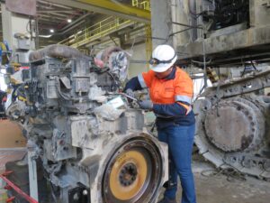 Arisleidy Vásquez, egresada del Dual, técnica en Electromecánica Automotriz y Diésel para Vehículos de Minería, trabaja en Barrick Pueblo Viejo (LaSeguridadSocial.Do)