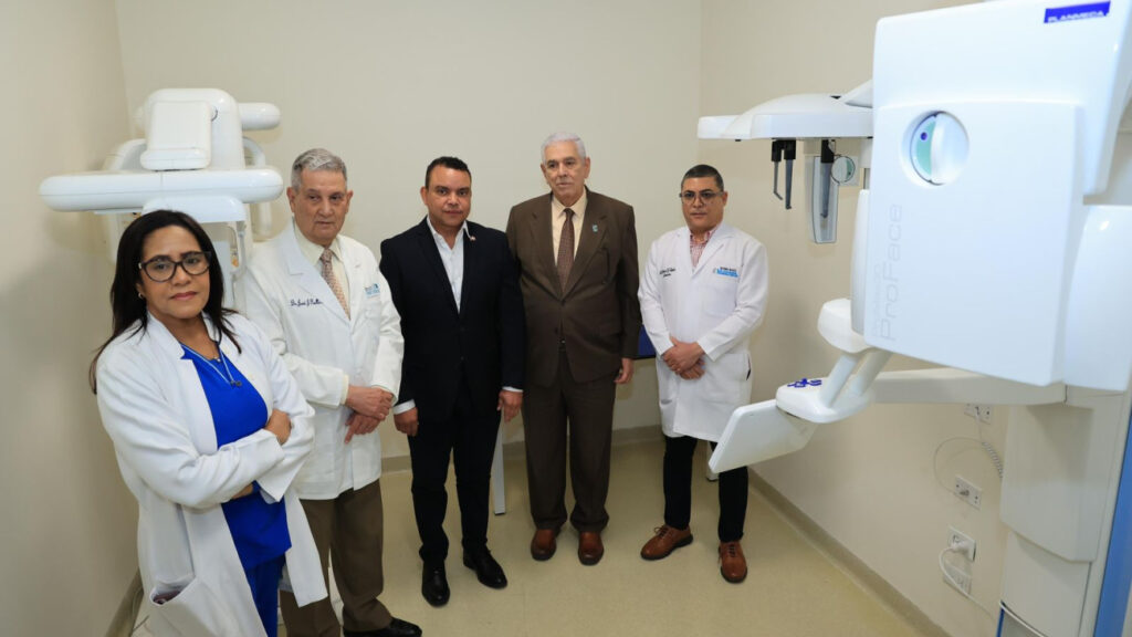 El Dr. Julio Landrón, director del Servicio Nacional de Salud, José Joaquín Puello; el director del Ceasna y otras autoridades (LaSeguridadSocial.Do)