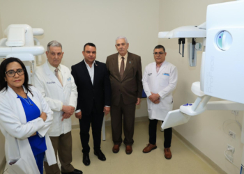 El Dr. Julio Landrón, director del Servicio Nacional de Salud, José Joaquín Puello; el director del Ceasna y otras autoridades (LaSeguridadSocial.Do)