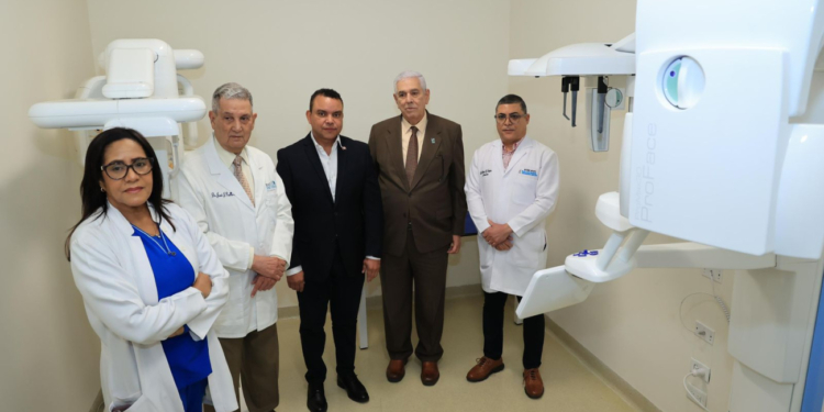 El Dr. Julio Landrón, director del Servicio Nacional de Salud, José Joaquín Puello; el director del Ceasna y otras autoridades (LaSeguridadSocial.Do)