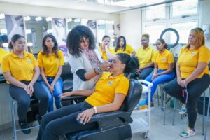 Taller de maquillaje INFOTEP. (LaSeguridadSocial.Do)