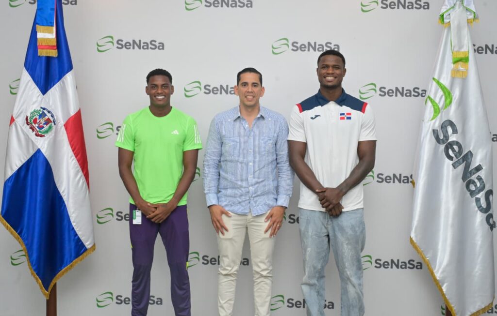 Fotografía del Dr. Edward Guzmán, director ejecutivo de SENASA, junto a los atletas Cristian Pinales y Alexander Ogando - LaSeguridadSocial.Do