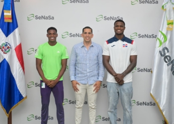 Fotografía del Dr. Edward Guzmán, director ejecutivo de SENASA, junto a los atletas Cristian Pinales y Alexander Ogando - LaSeguridadSocial.Do