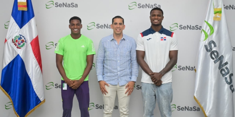 Fotografía del Dr. Edward Guzmán, director ejecutivo de SENASA, junto a los atletas Cristian Pinales y Alexander Ogando - LaSeguridadSocial.Do