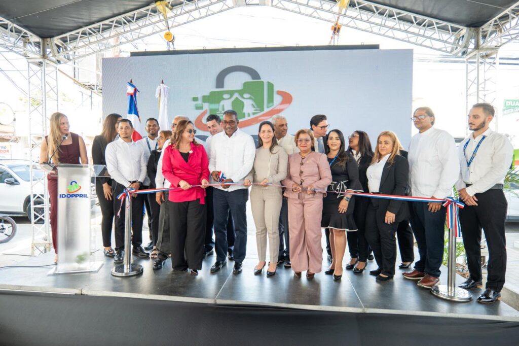 Agustín Burgos, director del IDOPPRIL, hace el corte de cinta y eja inaugurada las instalaciones de la sede Mao de la institución. (LaSeguridadSocial.Do)
