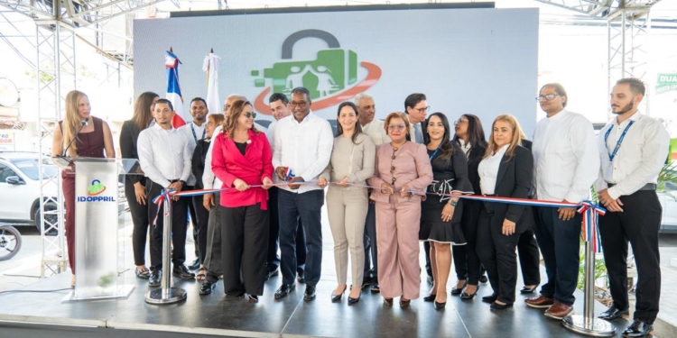 Agustín Burgos, director del IDOPPRIL, hace el corte de cinta y eja inaugurada las instalaciones de la sede Mao de la institución. (LaSeguridadSocial.Do)