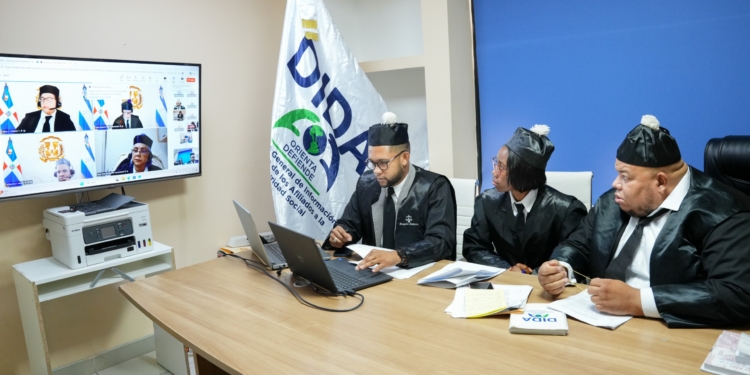 Miembros de la dirección Legal de la DIDA mientras participan en la audiencia virtual ante el TSA (LaSeguridadSocial.Do)