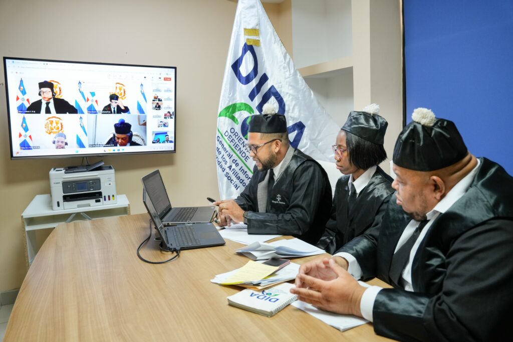 Miembros de la dirección Legal de la DIDA mientras participan en la audiencia virtual ante el TSA (LaSeguridadSocial.Do)
