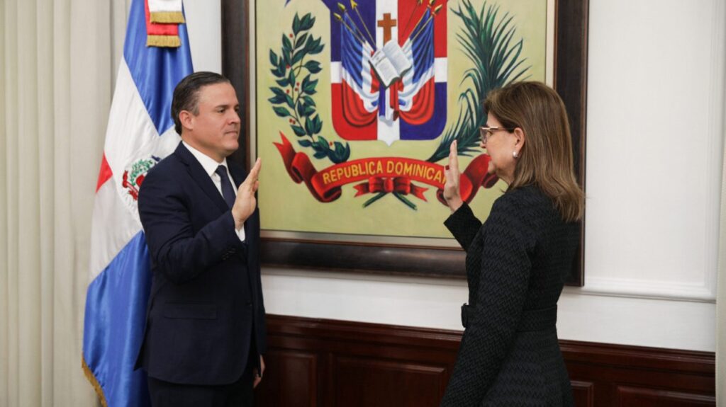 Jean Luis Rodriguez, toma juramente ante la vicepresidente Raquel Peña.