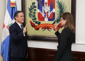Jean Luis Rodriguez, toma juramente ante la vicepresidente Raquel Peña.