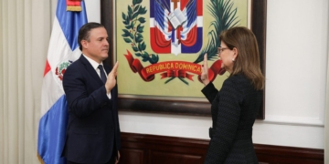 Jean Luis Rodriguez, toma juramente ante la vicepresidente Raquel Peña.