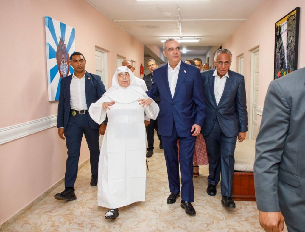 El presidente Luis Abinader recorrió las instalaciones del Hogar de Ancianos San Francisco de Asís junto a la directora del centro, madre Eugenia López Rodríguez, y otras autoridad