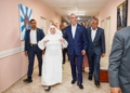 El presidente Luis Abinader recorrió las instalaciones del Hogar de Ancianos San Francisco de Asís junto a la directora del centro, madre Eugenia López Rodríguez, y otras autoridad
