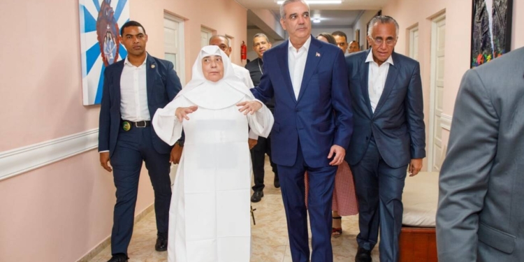 El presidente Luis Abinader recorrió las instalaciones del Hogar de Ancianos San Francisco de Asís junto a la directora del centro, madre Eugenia López Rodríguez, y otras autoridad
