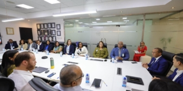Representantes de la Contraloría General de la República y SeNaSa durante el encuentro de coordinación. Fuente: Presidencia.