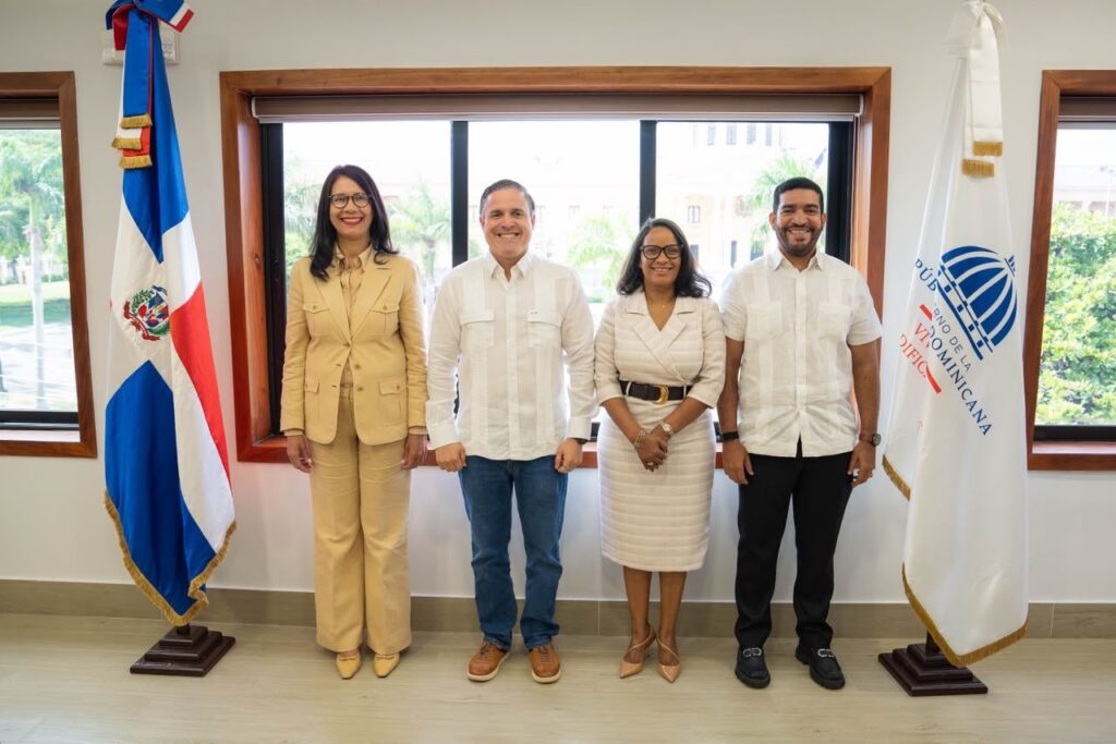 El ministro Jean Luis Rodríguez junto a los tres nuevos viceministros juramentados del MIVED el lunes 24 de agosto de 2026. (Foto: MIVED)