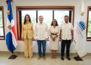 El ministro Jean Luis Rodríguez junto a los tres nuevos viceministros juramentados del MIVED el lunes 24 de agosto de 2026. (Foto: MIVED)