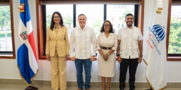 El ministro Jean Luis Rodríguez junto a los tres nuevos viceministros juramentados del MIVED el lunes 24 de agosto de 2026. (Foto: MIVED)