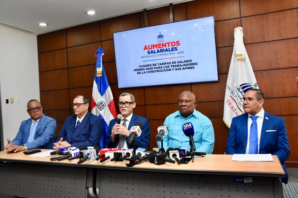 El ministro de Trabajo, Eddy Olivares Ortega, anuncia el aumento de 20% al salario mínimo del sector construcción. | Foto: Presidencia RD