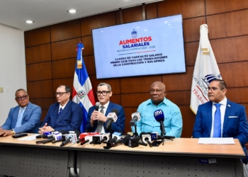 El ministro de Trabajo, Eddy Olivares Ortega, anuncia el aumento de 20% al salario mínimo del sector construcción. | Foto: Presidencia RD