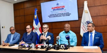 El ministro de Trabajo, Eddy Olivares Ortega, anuncia el aumento de 20% al salario mínimo del sector construcción. | Foto: Presidencia RD