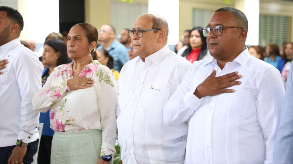 El ministro Rafael Santos Badía representó al presidente Luis Abinader en la apertura del año escolar 2026-2027 en San Francisco de Macorís. (Foto: Dirección de Comunicaciones MESC