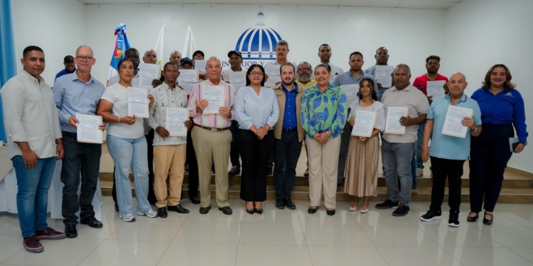 El director de la TNR, Claudio Caamaño Vélez, encabezó la entrega de 29 certificados de bonificación del Fotesir en San Juan el 20 de septiembre de 2026. (Fuente: División de Comun