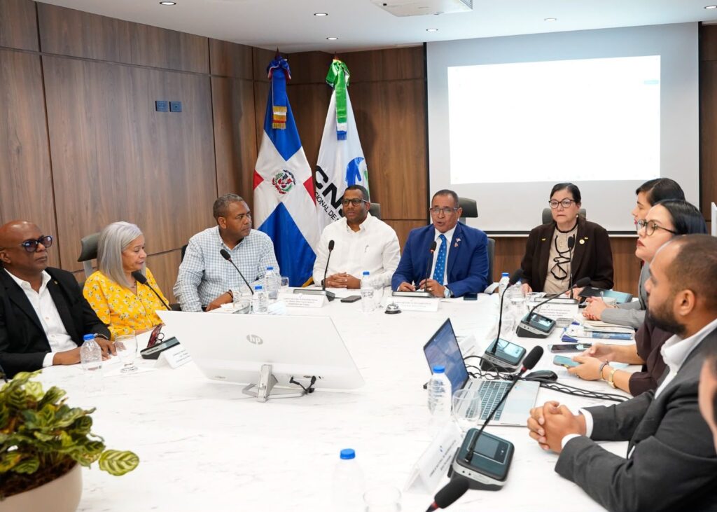 Participantes en la reunión convocada por el CNSS con actores del Sistema Dominicano de Seguridad Social, como parte del proceso de evaluación para la creación del Fondo de Medicam