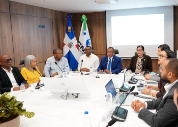 Participantes en la reunión convocada por el CNSS con actores del Sistema Dominicano de Seguridad Social, como parte del proceso de evaluación para la creación del Fondo de Medicam
