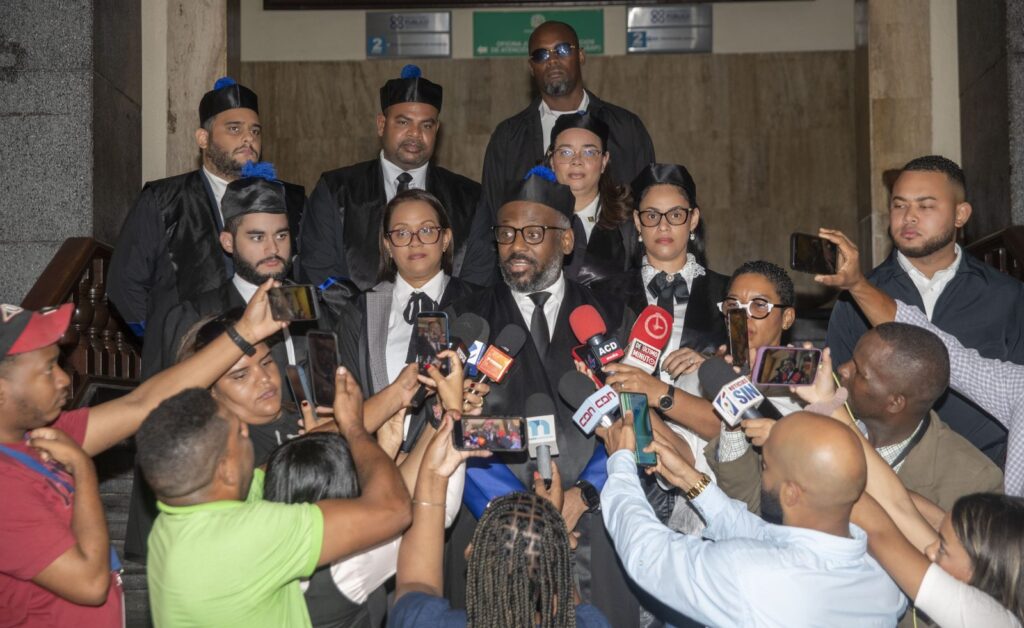 El procurador adjunto Wilson Camacho ofrece declaraciones a la prensa tras conocerse las medidas de coerción impuestas por el juez Rigoberto Sena en el marco de la Operación Cobra