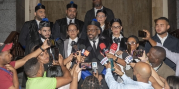 El procurador adjunto Wilson Camacho ofrece declaraciones a la prensa tras conocerse las medidas de coerción impuestas por el juez Rigoberto Sena en el marco de la Operación Cobra