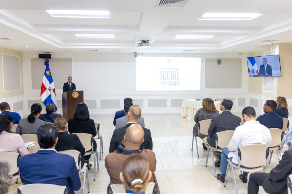 El jurista Hermógenes Acosta de los Santos dictó la conferencia magistral ante colaboradores, directivos y senadores en el Salón Polivalente del Senado de la República. (Foto: Sena