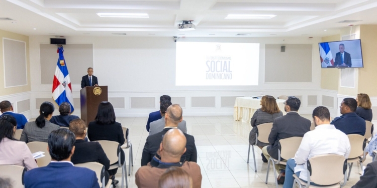 El jurista Hermógenes Acosta de los Santos dictó la conferencia magistral ante colaboradores, directivos y senadores en el Salón Polivalente del Senado de la República. (Foto: Sena
