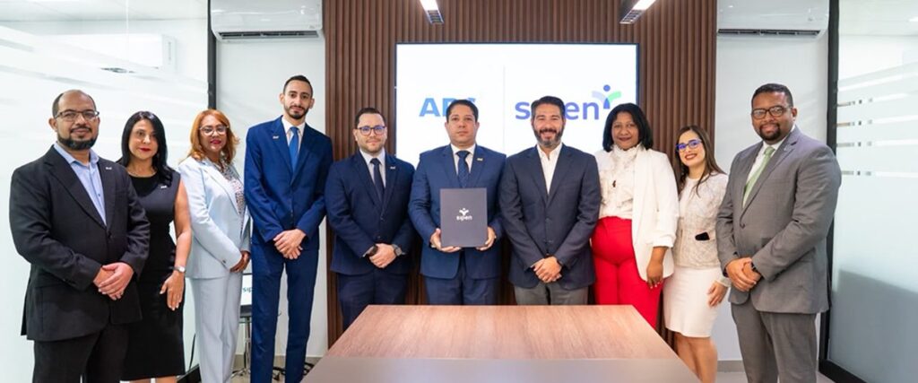 El superintendente Francisco A. Torres entregó el sello «Aquí Sabemos de Pensiones» a representantes de AFP APS en acto celebrado en Santo Domingo. | Foto: SIPEN